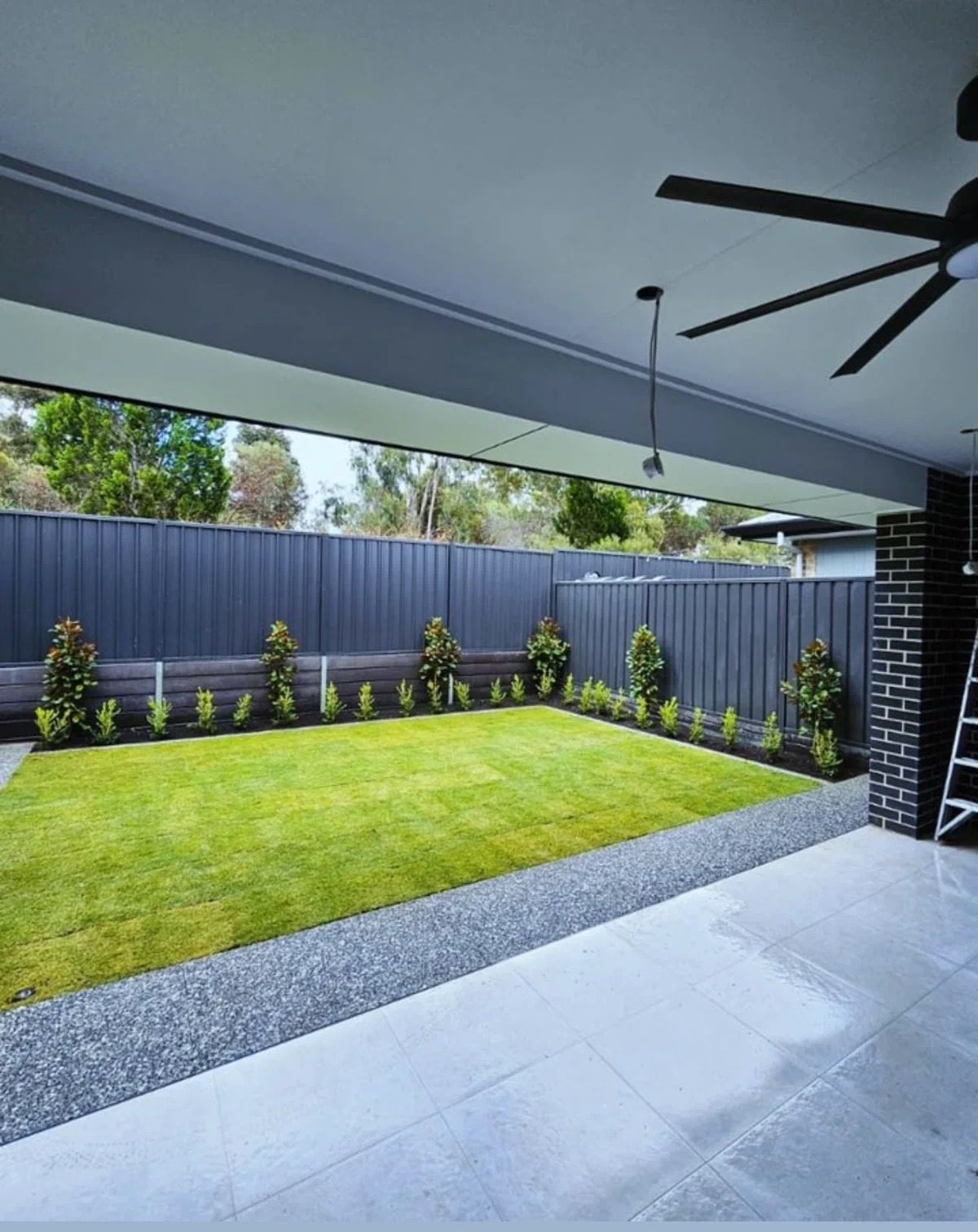 Überdachte Terrasse mit Rasenfläche (Beispielbild)