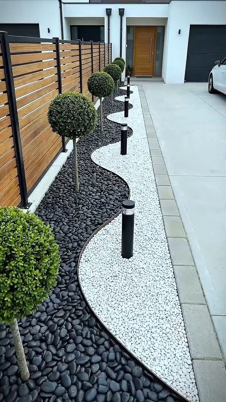 Gartenweg mit Kiesbeet und Rankpflanzen (Beispielbild)